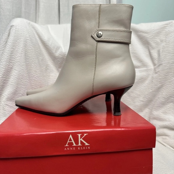 Anne Klein Darens Rice Milk Ankle Boot 5:5 - Picture 1 of 7